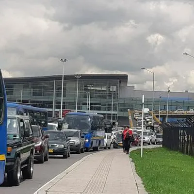Caos en Bogotá para llegar y salir del aeropuerto El Dorado por obras en la calle 26 cerca de la terminal aérea. Viajeros están afectados. 