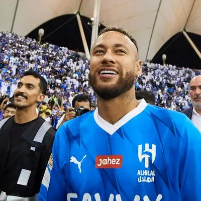 Neymar en la presentación con Al-Hilal, club que le dará numerosos lujos en su llegada.