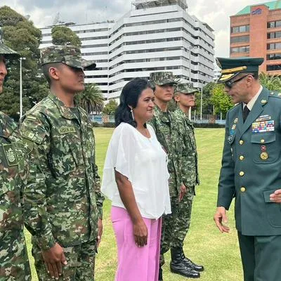 Ejército dio medalla de heroína nacional a una mamá boyacense por llevar a cuatro hijos a prestar servicio militar