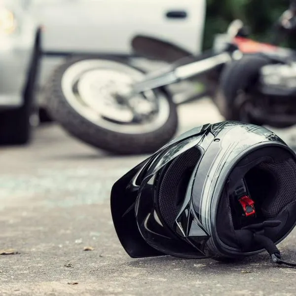 Conductor en Armenia se pasó semáforo en rojo y atropelló a motociclista