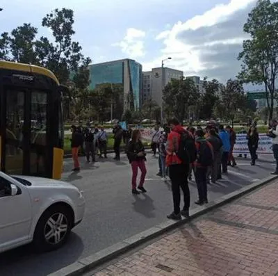 ATENCIÓN: manifestantes bloquean avenida El Dorado de manera intermitente