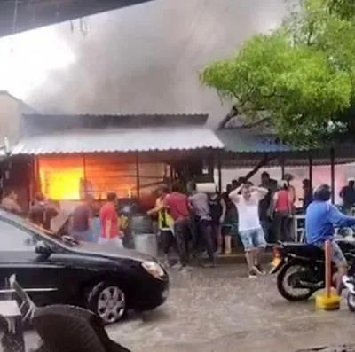 Famoso restaurante callejero se incendió durante aguacero que cayó en Barranquilla.