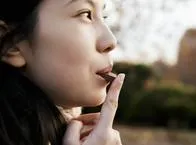 Mujer comiendo dulce.