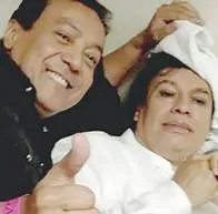 Carlos Cuevas junto al difunto Juan Gabriel.