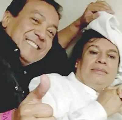 Carlos Cuevas junto al difunto Juan Gabriel.