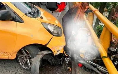 Accidente en Medellín: motociclista se salvó de milagro de caer al vacío