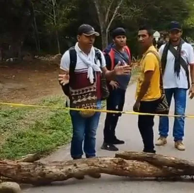 Comunidades indígenas bloquean vía de Pueblo Bello en protesta por malas condiciones de un colegio.