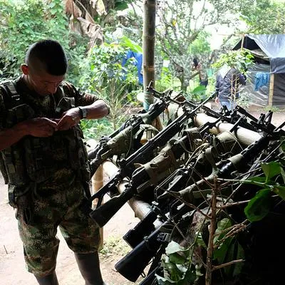 Imagen ilustrativa de un guerrillero junto a su armamento, a propósito del fortalecimiento de grupos armados en Colombia durante primer año de Gustavo Petro.