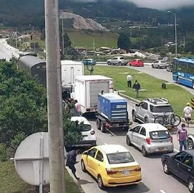 Enorme trancón en la salida de Bogotá hacia Villavicencio por protestas en Guayabetal. Decenas de transportadores están afectados por los altos costos. 