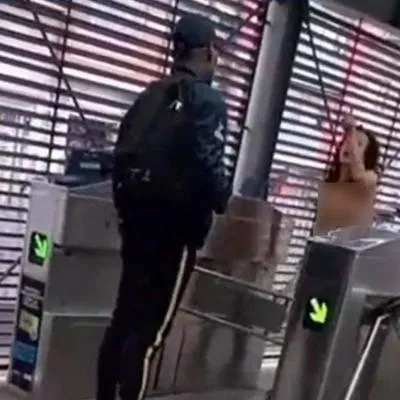 Mujer que iba a robar en Transmilenio se quitó la ropa en la estación para sacar una excusa y poder escaparse. Incluso, señaló de acoso a un vigilante. 