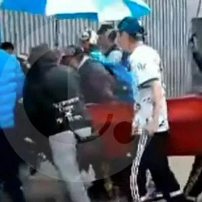 'Comandos azules' intentanto entrar ataud a El Campin contra Deportes Tolima, hecho por el que fueron sancionados.