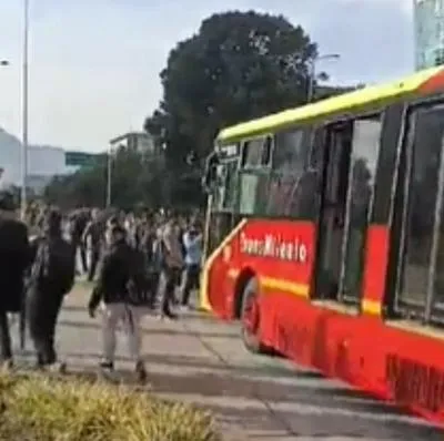 Hombre que quería colarse en Transmilenio fue atropellado por un bus en Bogotá. El usuario fue llevado a un centro asistencial cercano en la calle 26. 