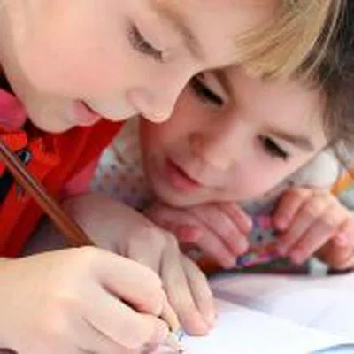 El trastornos de Afasia Infantil tiene por causa el retraso del aprendizaje de los niños. 