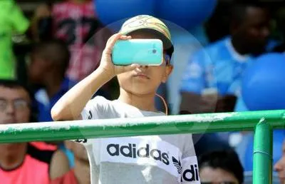 Niño con celular. En relación con expertos que dicen la edad para que los menores tengan teléfonos.