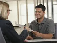 Empleado. En relación con feria laboral en Bogotá.
