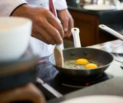 Cómo preparar un huevo frito sin que el aceite salpique; evite sufrir alguna quemadura o causar desastres en la cocina con este truco fácil e inmediato.