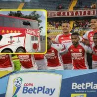 Bus de Santa Fe habría sido atacado a piedra por sus propios hinchas en Bogotá.