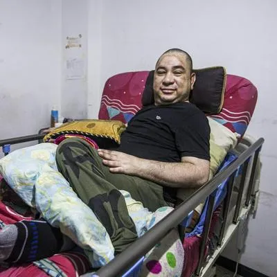 Hombre en Medellín (Antioquia) que es cuadripléjico pide ayuda para moverse