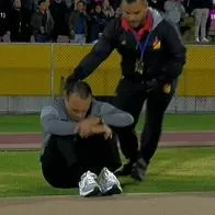 El técnico Alejandro Restrepo, después de ser atropellado por un jugador de Independiente del Valle en Copa Libertadores, usado como meme de la derrota del Pereira con Palmeiras.