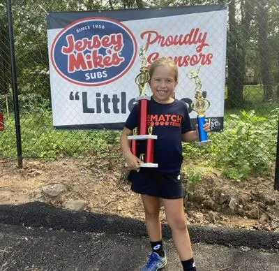 Mia Jiménez, de ocho años de edad, ganó el 'Little Mo' de tenis de Nueva York en Estados Unidos.