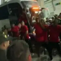 Escena de pelea entre jugadores de América y policías a la salida del Metropolitano de Barranquilla.