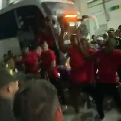 Escena de pelea entre jugadores de América y policías a la salida del Metropolitano de Barranquilla.