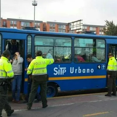 Robo a pasajeros de un bus del SITP en Bogotá terminó en balacera con un muerto y 3 heridos. Al menos 10 personas fueron hurtadas. 