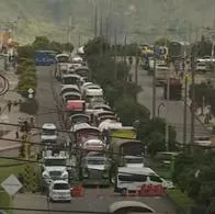 Enorme trancón a la salida de Bogotá hacia Villavicencio por el cierre de la vía al Llano. Transportadores impiden el paso del tráfico. 