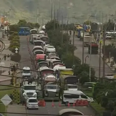 Enorme trancón a la salida de Bogotá hacia Villavicencio por el cierre de la vía al Llano. Transportadores impiden el paso del tráfico. 