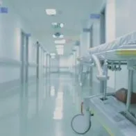 Alclade de Sabaneta, Antioquia, Santiago Montoya, defendió hospital donde murió una mujer tirada en el piso y sin ayuda médica.