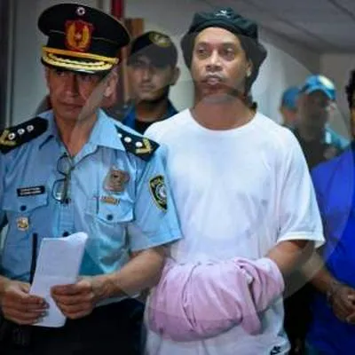 Ronaldinho capturado en Paraguay por falsificación de pasaporte.