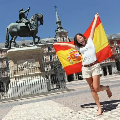 Mujer con la bandera de España, en nota sobre cómo obtener nacionalidad española