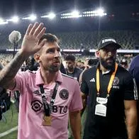 Lionel Messi siempre está acompañado de un guardaespaldas en Estados Unidos, hasta cuando está jugando los partidos.