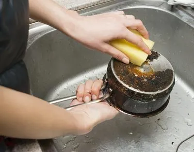 Cómo limpiar una olla o sartén quemada sin refregar; use esta poderosa y efectiva mezcla de ingredientes que tiene.en casa para dejarla como nueva
