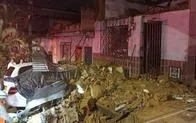  A media noche se cayó una casa en Medellín
