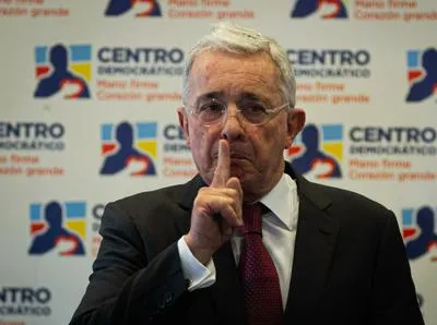 Álvaro Uribe. En relación con los exámenes que le piden al presidente.