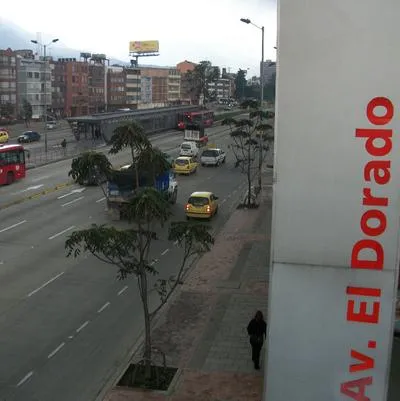 Hombre fue grabado sobrepasándose con mujer en una de las estaciones de Transmilenio en Bogotá. La Policía lo capturó después de la denuncia de la joven. 