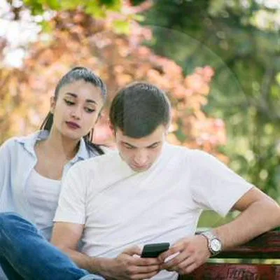 “Phubbing”, el molesto hábito telefónico que incomoda a las parejas