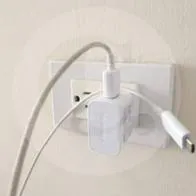 Dejar el cargador conectado sin el celular puede ser costoso: esto es lo que gasta de luz