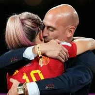 Dirigente español, que besó jugadora, tomó decisión luego de escándalo en Mundial Femenino