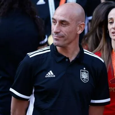 Foto de Luis Rubiales, en nota de que dura medida para el directivo por beso a Jenni Hermoso en Mundial, pide Fifpro.