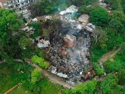 Incendio en Itagüí acabó con al menos diez viviendas y mató a varios animales.