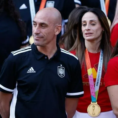 Luis Rubiales aseguró que no va a renunciar a la Federación Española de Fútbol y le llueven críticas de jugadores, directivos y políticos de España.