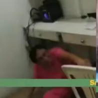 Enfermera escondida debajo de un escritorio, al parecer, para no atender, en Sahagún, Córdoba.