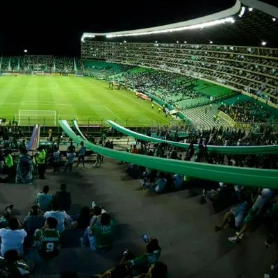 Hinchas del Deportivo Cali sacan a hincha de Millonarios a golpes.