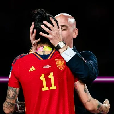 Momento en el que Luis Rubiales besó a la fuerza a Jenni Hermoso en la celebración de la Selección España que ganó el Mundial femenino. Ella asegura que no consintió el acto