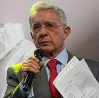 Álvaro Uribe criticó a Gustavo Petro por crisis de las EPS en Colombia y le pidió no expropiar a EPS Sura, Sanitas y Compensar.
