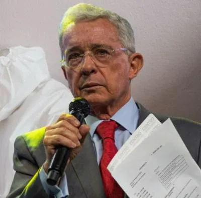 Álvaro Uribe criticó a Gustavo Petro por crisis de las EPS en Colombia y le pidió no expropiar a EPS Sura, Sanitas y Compensar.