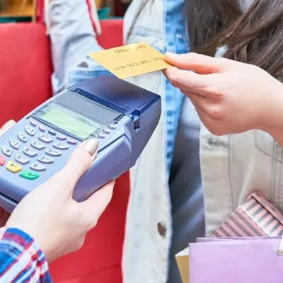Cuál es el monto límite para hacer compras con tarjeta débito sin digitar la clave