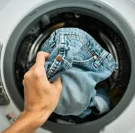 Una de las marcas de jeans más reconocidas del mundo indicó que no es necesario lavarlos, basta con un paño húmedo, entre otras recomendaciones.